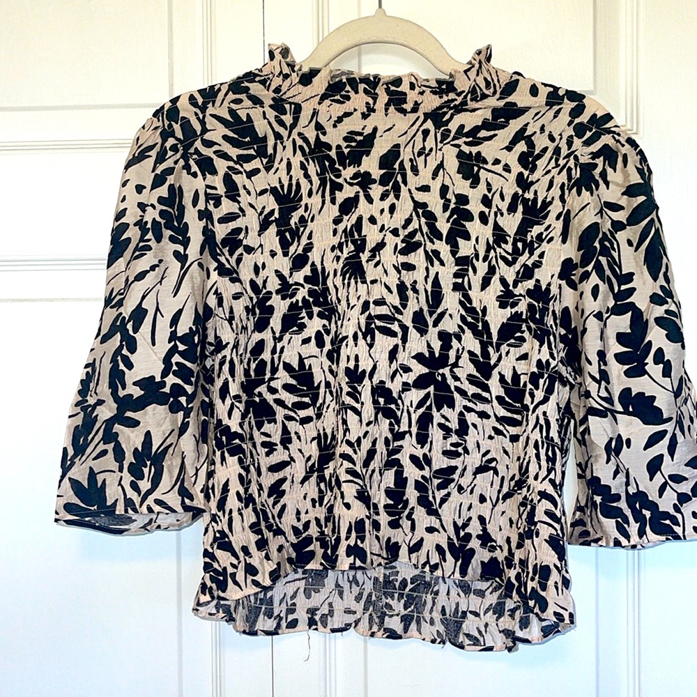 NWT- H&M- elastic , viscose stretch blouse with three-quarter sleeves.